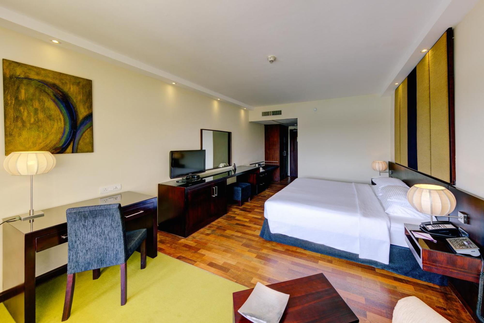 Cinnamon Lakeside Hotel