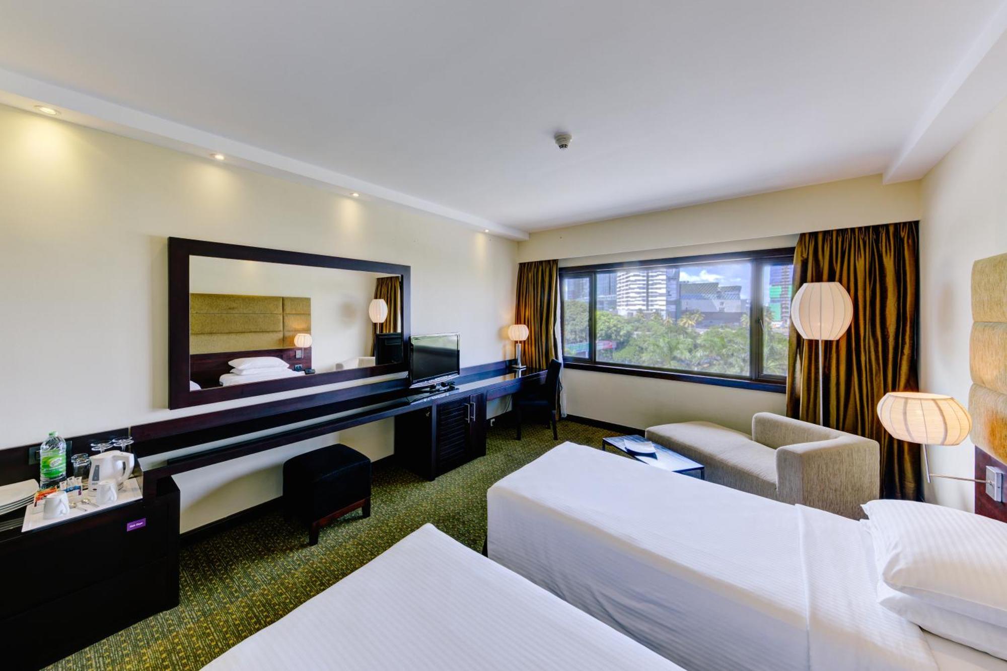 Cinnamon Lakeside Готель 5*