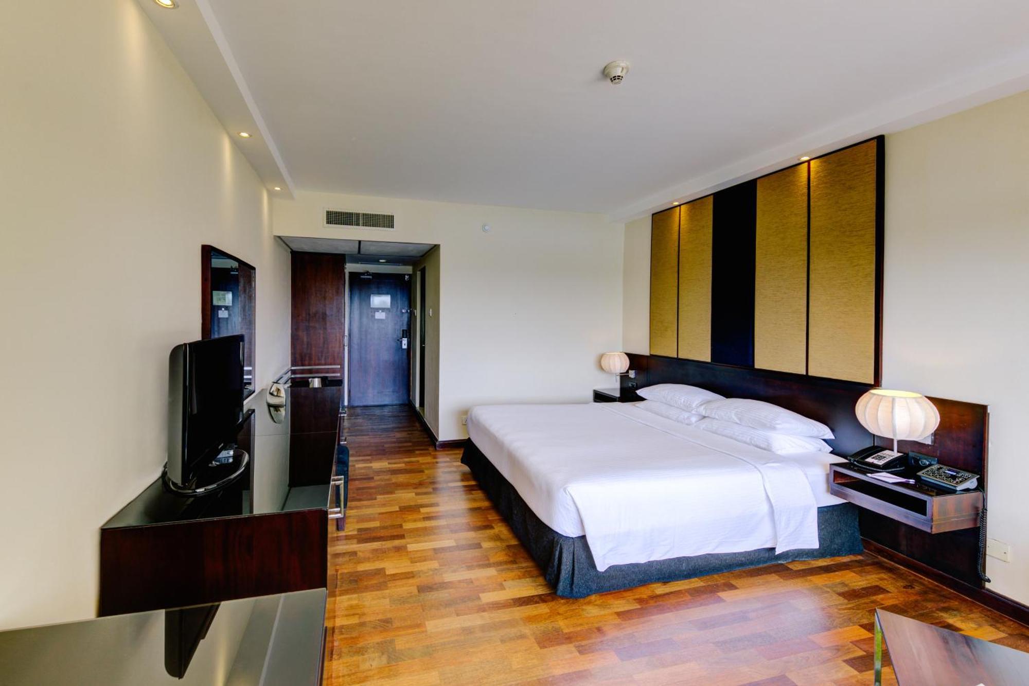 Готель Cinnamon Lakeside 5*