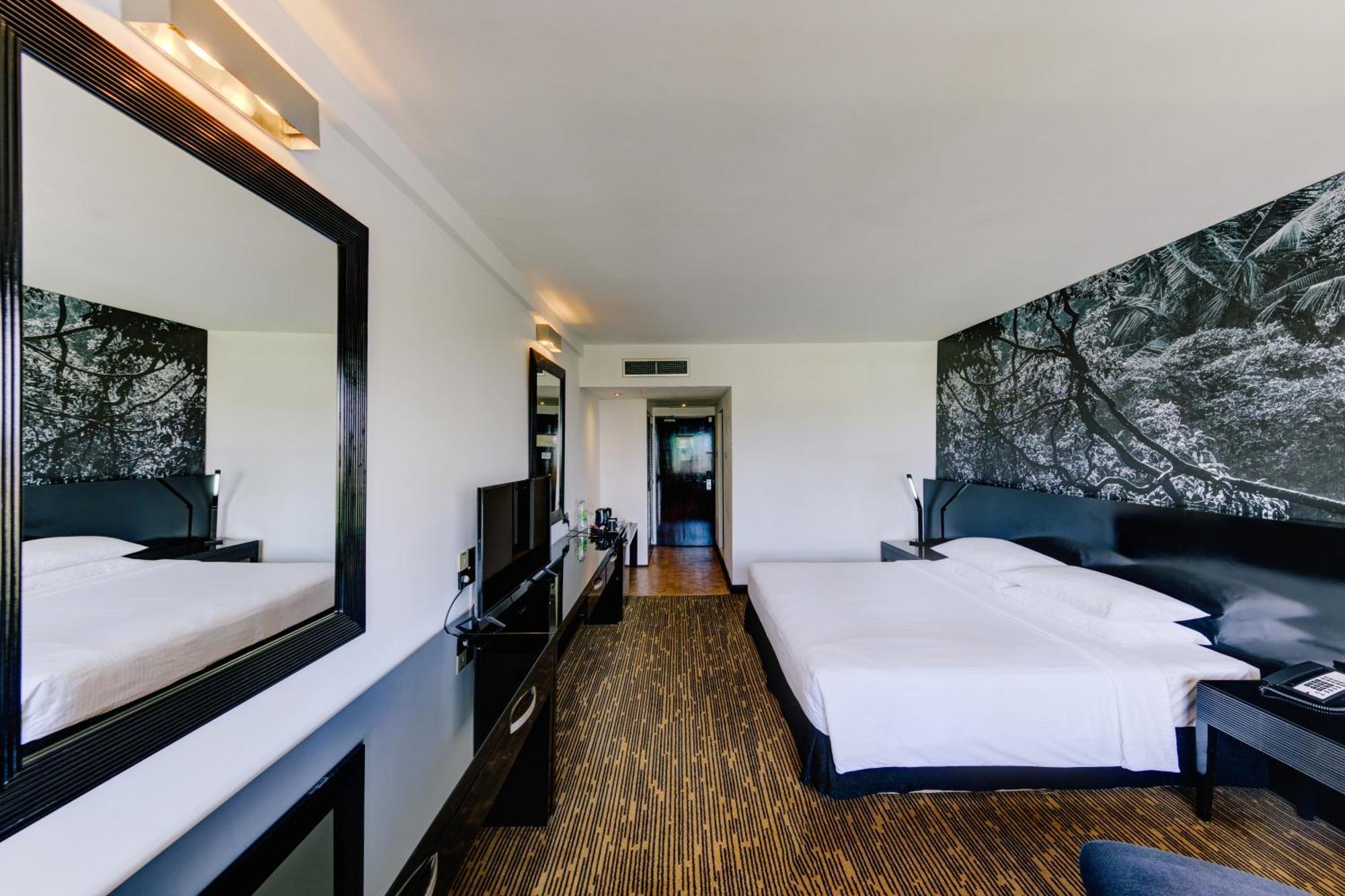 Cinnamon Lakeside Hotel