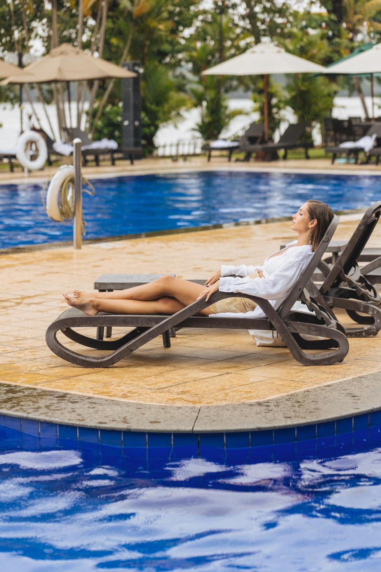 Cinnamon Lakeside Hotel